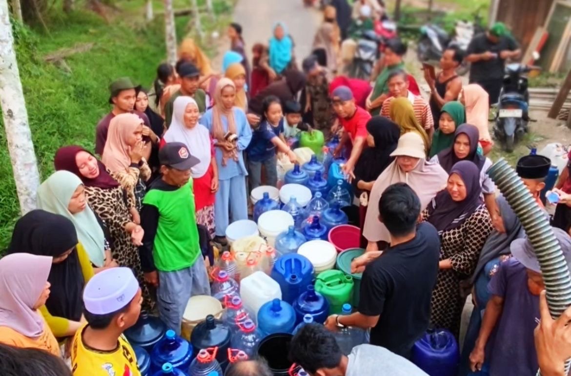 Kemarau Panjang, Syarif Ahmad Al-Jufri Turun Bantu Warga Sungai Raya