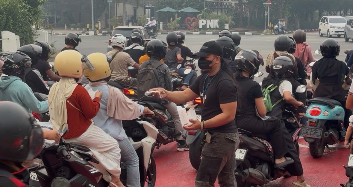 Aliansi Dayak Pengawal NKRI Bagikan Masker, Siap Bersinergi Tangani Karhutla