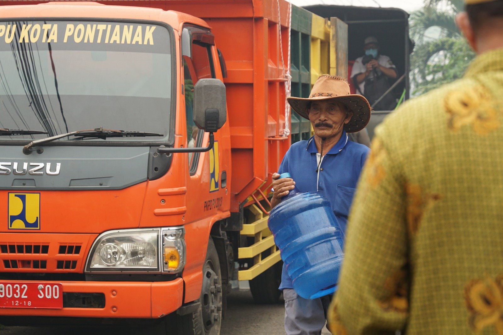 Warga Kesulitan Air Bersih, Pemkot Pontianak Salurkan 9 Ribu Liter ke Al-Falah