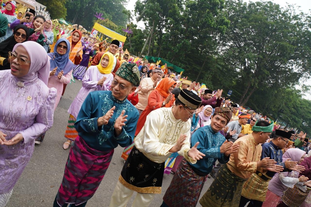 Kemeriahan Jepin Massal dalam rangka Hari Jadi Kota Pontianak ke -255 di depan Kantor Wali Kota Pontianak. HALKALBAR.ID/Istimewa.