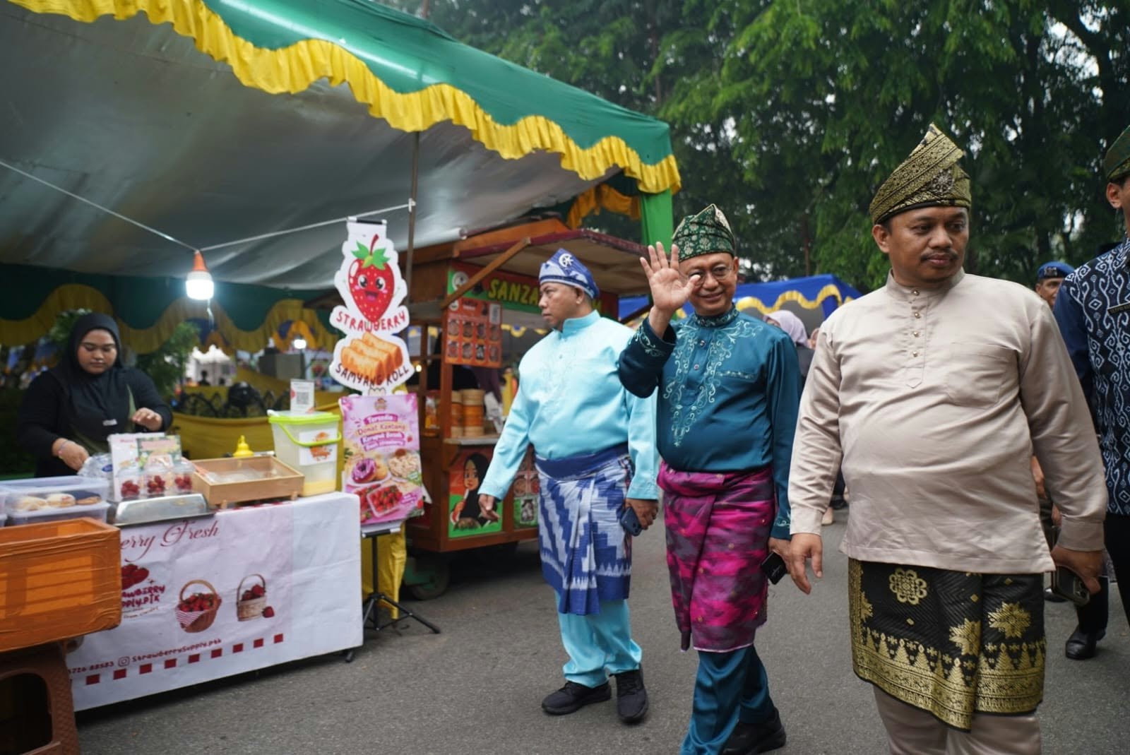 Wali Kota Pontianak Edi Rusdi Kamtono saat melihat stand-stand dalam Festival Melayu Khatulistiwa di Taman Alun Kapuas, Jumat (23/10/2026) sore. HALKALBAR.ID/Istimewa.