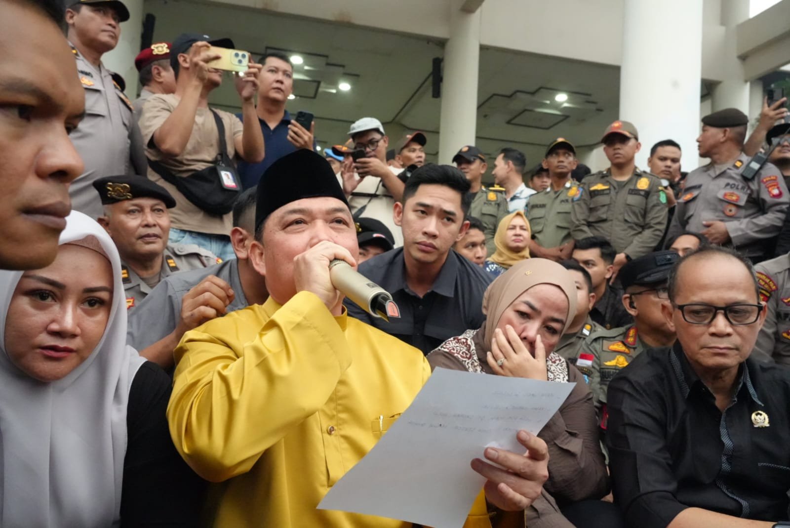 Gubernur Kalimantan Barat, Ria Norsan, dan Wakil Gubernur Kalimantan Barat, Krisantus Kurniawan saat menemui Mahasiswa. HALKALBAR.ID/Istimewa.